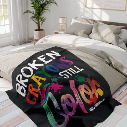 Manta polar BCSC con crayones rotos todavía coloreados